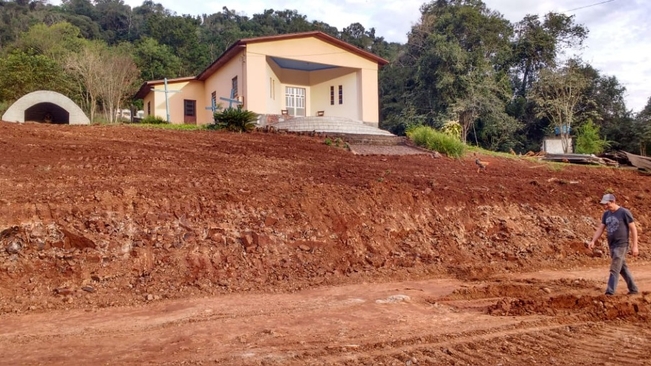 Secretaria de Obras realiza serviços de terraplanagem na comunidade de Sanga Leonardo