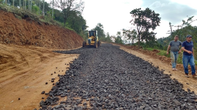 Secretaria de Obras realiza trabalho de melhoramento nas estradas do interior