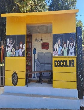 Escola de Encruzilhada Gaúcha realiza revitalização de parada de ônibus