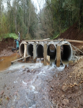 Secretaria de Obras realiza construção de pontilhões no interior do município