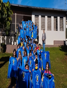 Entrega de uniformes escolares aos alunos da rede municipal de ensino