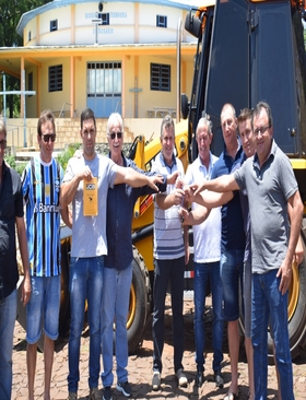 Patrulha Agrícola de Sertãozinho recebe retroescavadeira