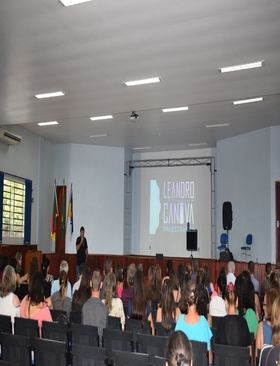 Secretaria Municipal de Educação promove capacitação e palestra motivacional