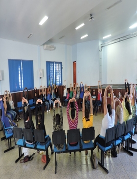 Famílias beneficiadas pelo Programa Minha Casa, Minha Vida participam de atividade de grupo