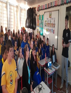 Apresentação sobre Inteligência Artificial é realizada na escola EMEF General Souza Netto da Encruzilhada Gaúcha.