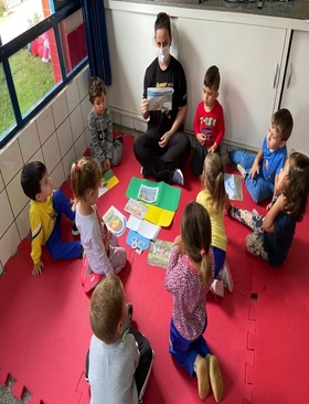 Alunos da Escola Municipal de Educação Infantil Pingo de Gente  realizam atividades referente ao aniversário do município