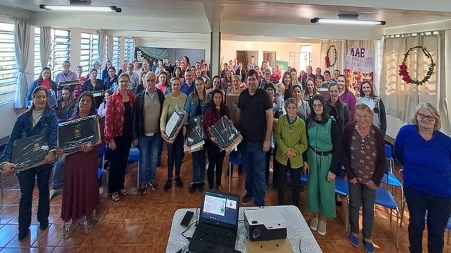Notebooks são entregues para os alunos do 5° ao 9° ano da Escola Municipal de Ensino Fundamental General Souza Netto