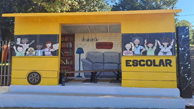 Escola de Encruzilhada Gaúcha realiza revitalização de parada de ônibus