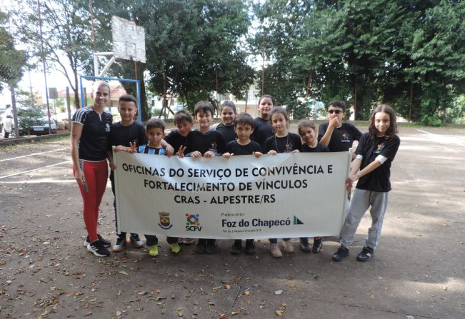 Oficinas para as crianças e adolescentes são realizadas no município