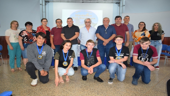 Medalha Rui Barbosa é entregue para alunos da rede municipal e estadual