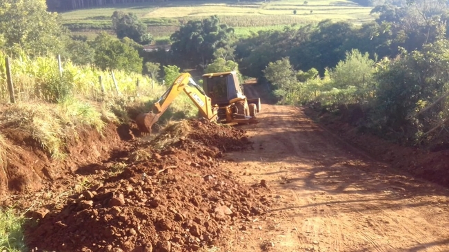 Secretaria de Obras realiza trabalhos de recuperação de estradas