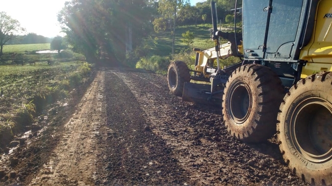 Secretaria de Obras realiza serviços de melhorias de estradas